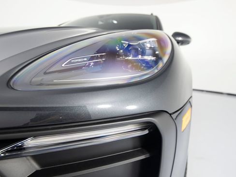Certified 2026 Porsche Macan AWD/4WD image 42