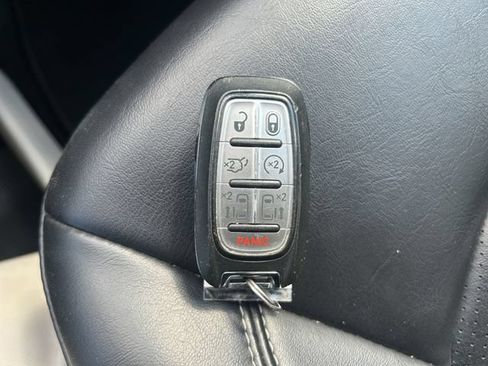 Used 2023 Chrysler Pacifica Touring-L FWD image 34