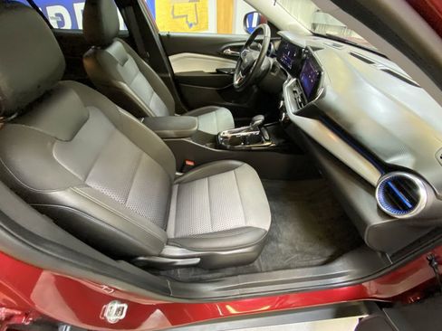 Used 2025 Chevrolet Trax LT w/ LT Convenience Package FWD image 25