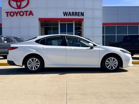 Used 2025 Toyota Camry LE image 3