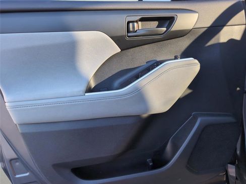 Used 2023 Toyota Highlander L image 11