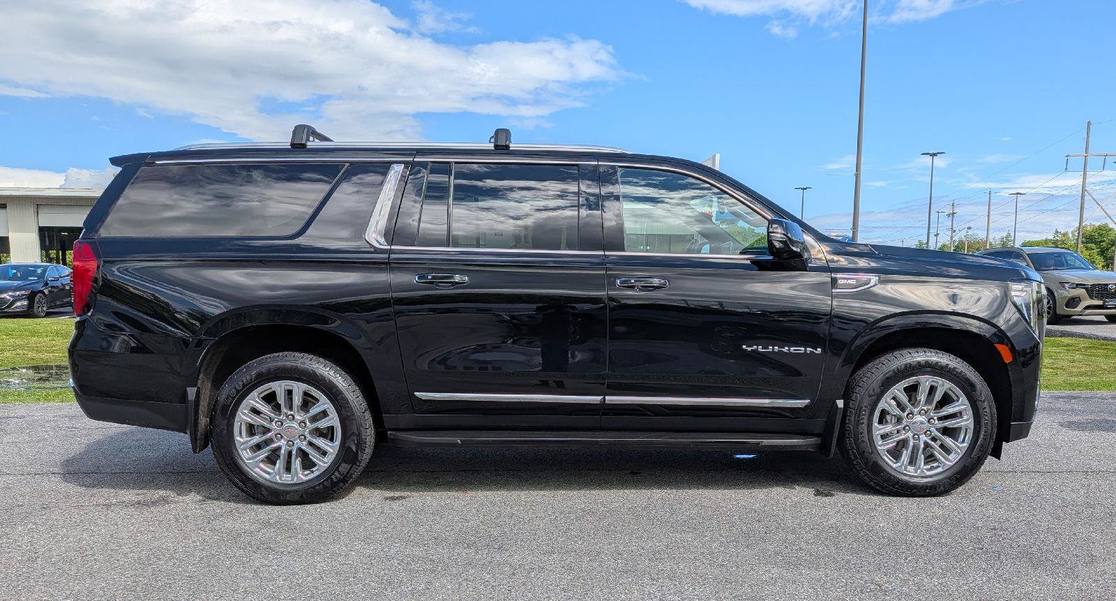 Used 2022 GMC Yukon XL SLT w/ SLT Premium Package AWD/4WD image 5