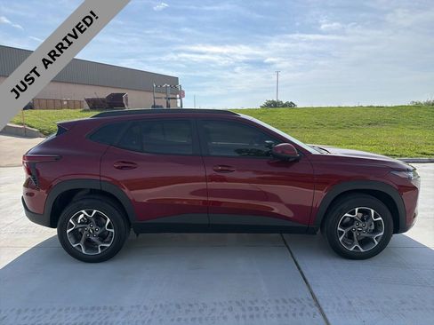 Used 2025 Chevrolet Trax LT w/ Driver Confidence Package FWD image 4