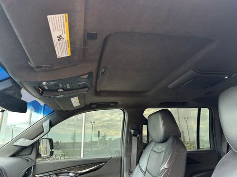 Used 2019 Cadillac Escalade ESV Platinum image 13