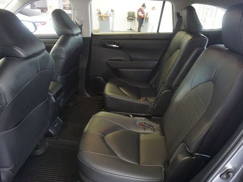 Used 2023 Toyota Highlander XLE AWD/4WD image 22
