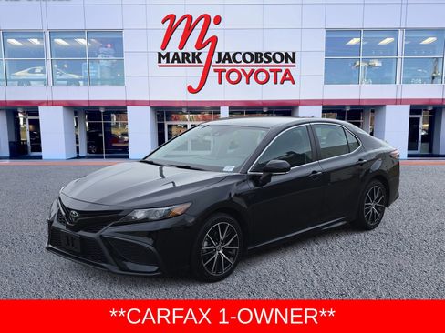 Used 2024 Toyota Camry SE image 1