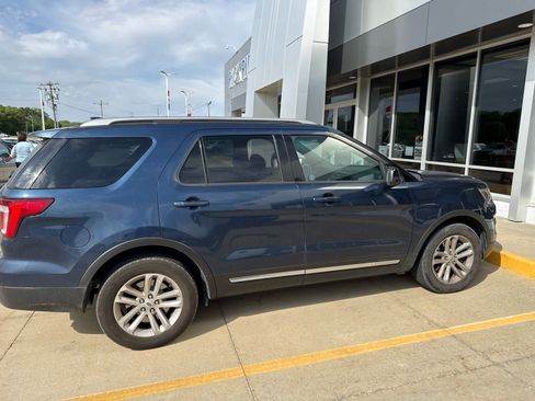 Used 2016 Ford Explorer XLT w/ Equipment Group 202A FWD image 3