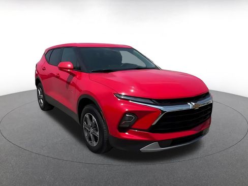 Used 2025 Chevrolet Blazer LT FWD image 3