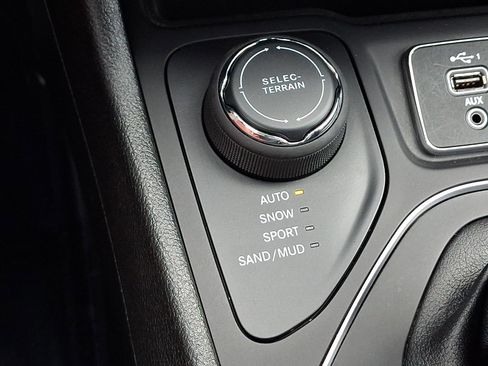 Used 2021 Jeep Cherokee Latitude Plus AWD/4WD image 24