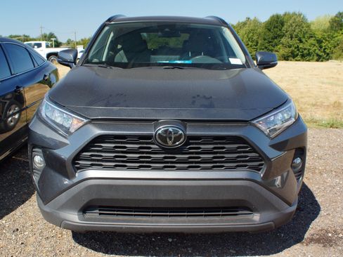 Used 2020 Toyota RAV4 XLE w/ Convenience Package FWD image 2