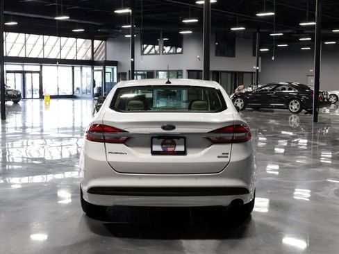 Used 2018 Ford Fusion SE w/ Fusion SE Technology Package FWD image 6