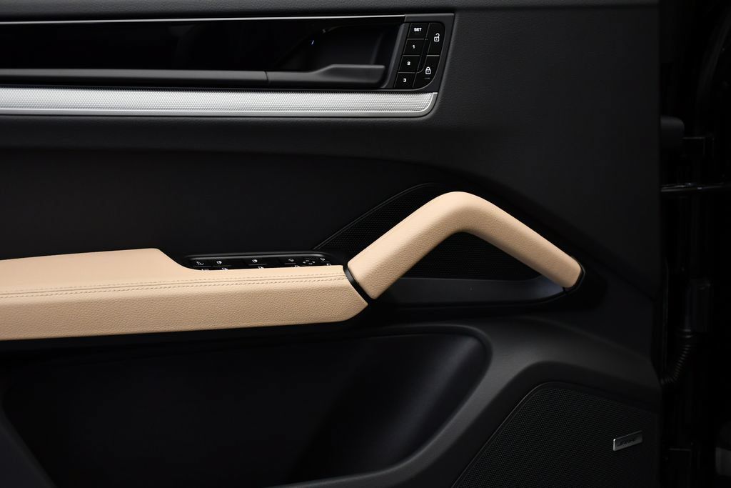 Certified 2025 Porsche Cayenne E-Hybrid Coupe AWD/4WD image 38