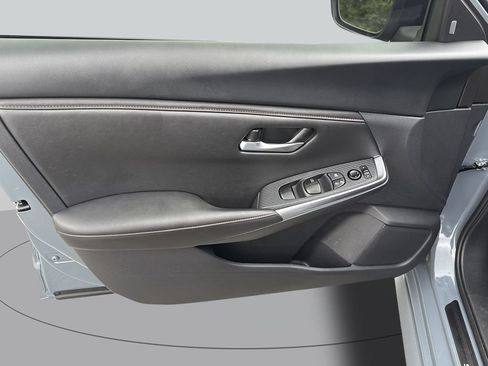 Used 2025 Nissan Sentra SR FWD image 32