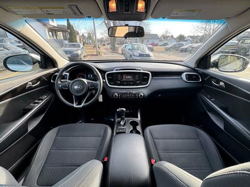 Used 2018 Kia Sorento LX image 2