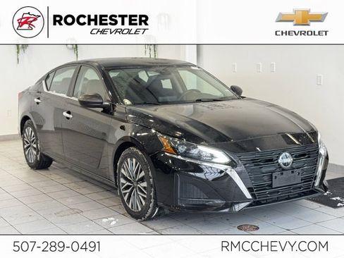 Used 2024 Nissan Altima 2.5 SV image 1