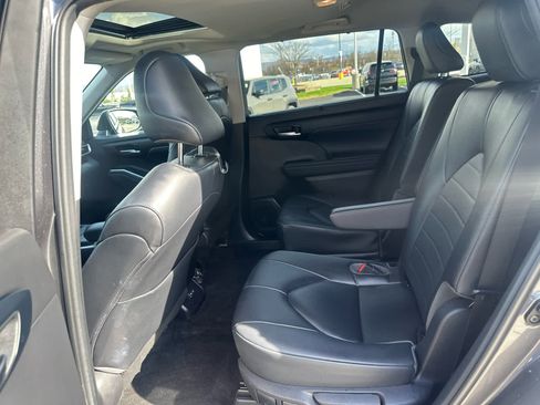 Used 2023 Toyota Highlander XLE AWD/4WD image 18