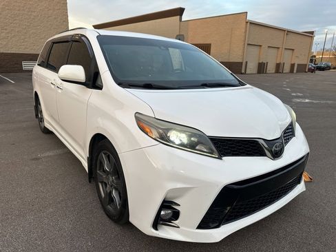 Used 2019 Toyota Sienna SE Premium image 3