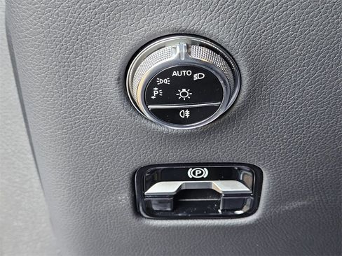 Used 2025 Mercedes-Benz GLC 300 4MATIC image 24