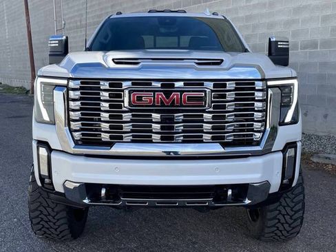 Used 2024 GMC Sierra 3500 Denali w/ Technology Package AWD/4WD image 3