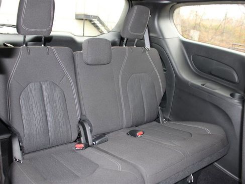 Used 2024 Chrysler Pacifica Touring image 16