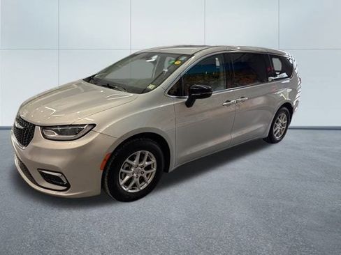 Used 2024 Chrysler Pacifica Touring-L image 2