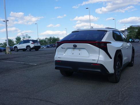 Used 2024 Toyota bZ4X XLE w/ Weather Package image 4