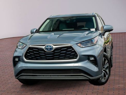 Used 2021 Toyota Highlander XLE FWD image 1