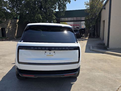Used 2025 Land Rover Range Rover SE AWD/4WD image 3