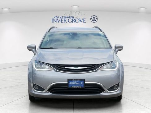 Used 2017 Chrysler Pacifica Premium FWD image 2