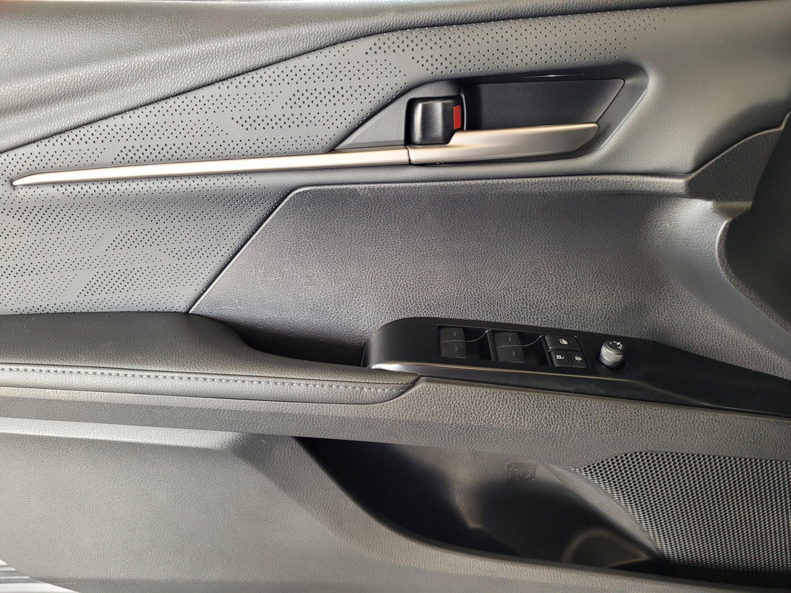 Used 2025 Toyota Camry XSE FWD image 17