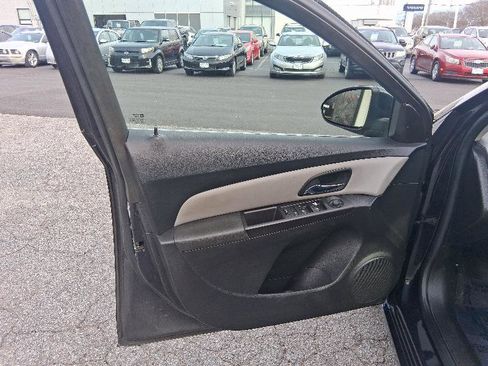 Used 2016 Chevrolet Cruze LT w/ Technology Package image 11