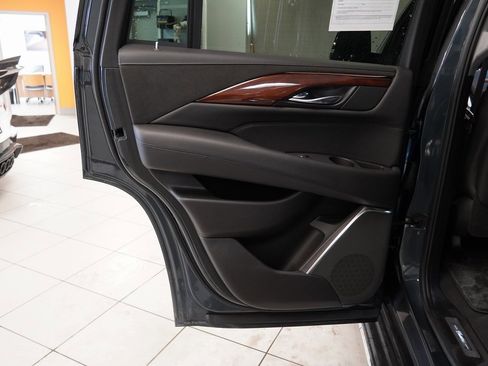 Used 2019 Cadillac Escalade Luxury w/ LPO, Radiant Package image 23