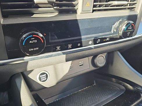 Used 2023 Nissan Rogue SV image 14