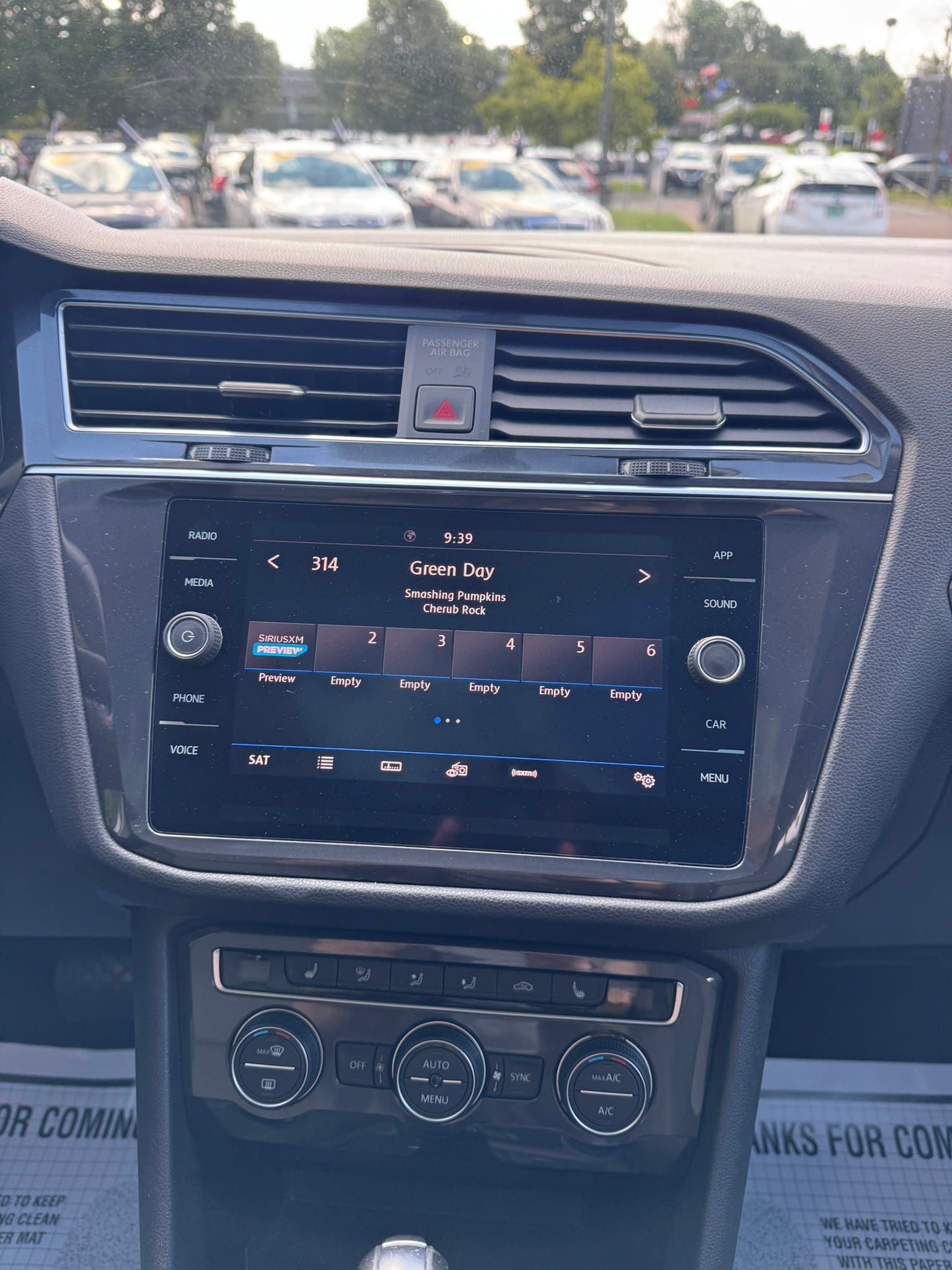 Used 2020 Volkswagen Tiguan SE w/ Panoramic Sunroof Package FWD image 15