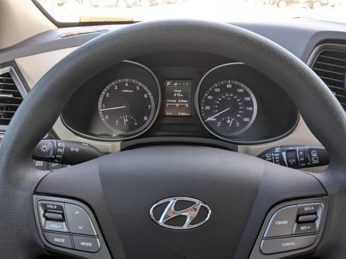 Used 2018 Hyundai Santa Fe SE image 32