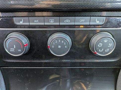 Used 2017 Volkswagen GTI SE image 25