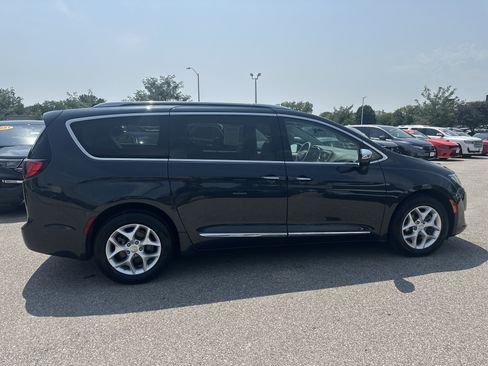 Used 2020 Chrysler Pacifica Limited FWD image 3