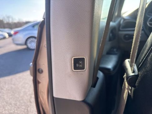 Used 2018 Chrysler Pacifica Touring-L image 17