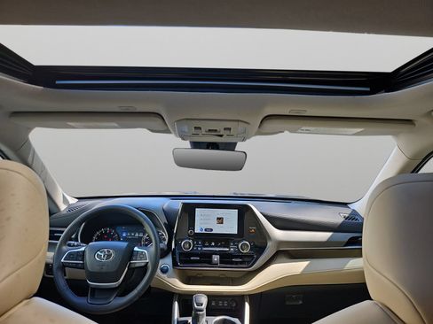 Used 2025 Toyota Highlander XLE FWD image 39