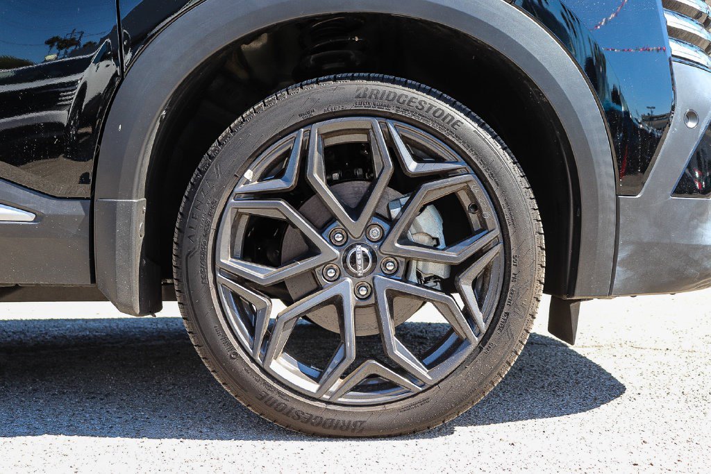 Used 2025 Nissan Kicks SR FWD image 11