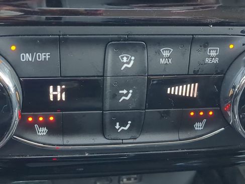 Used 2025 Chevrolet Trax LT w/ LT Convenience Package image 22