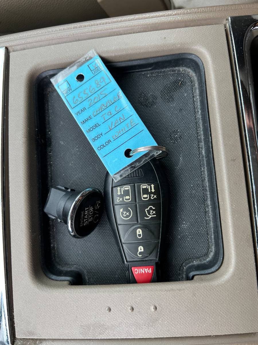 Used 2015 Chrysler Town & Country Touring w/ Driver Convenience Group FWD image 11