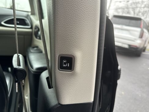 Used 2022 Chrysler Pacifica Touring-L image 16