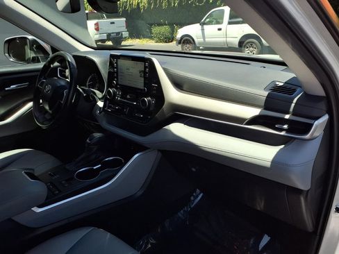 Used 2022 Toyota Highlander XLE FWD image 24