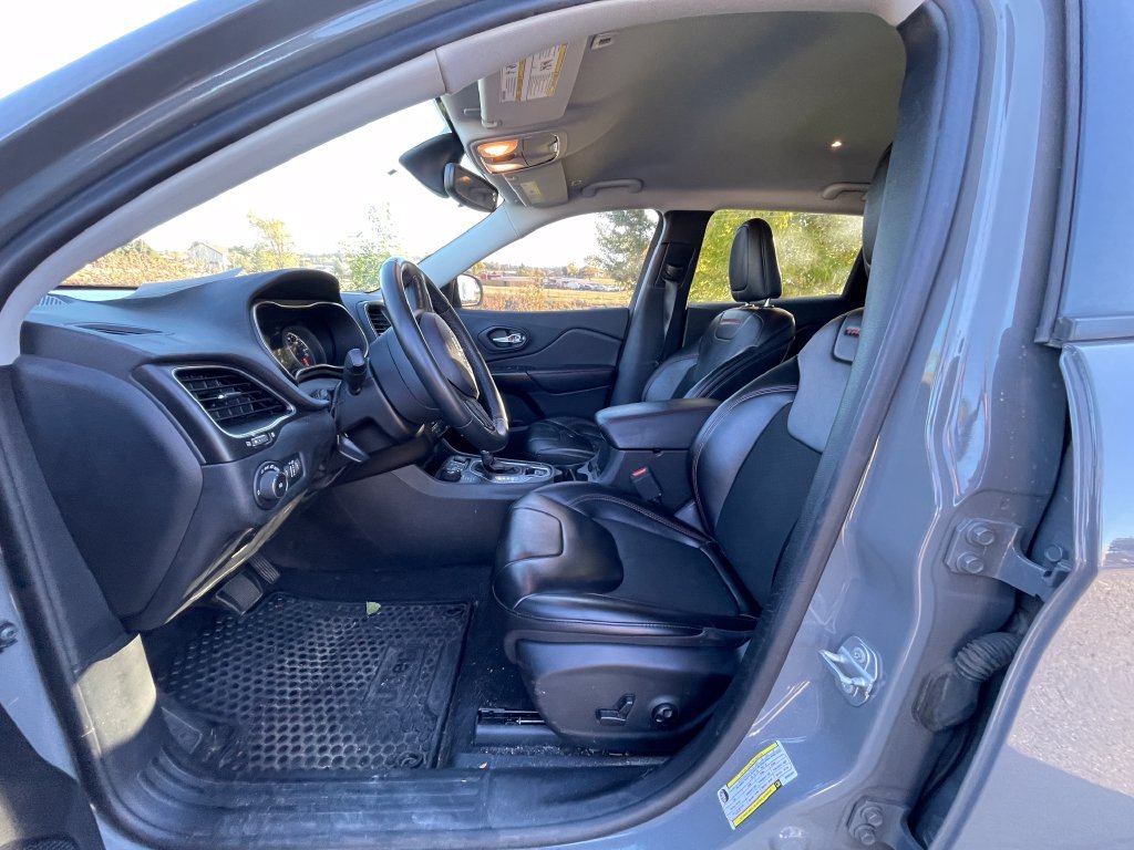 Used 2019 Jeep Cherokee Trailhawk w/ Cold Weather Group AWD/4WD image 3