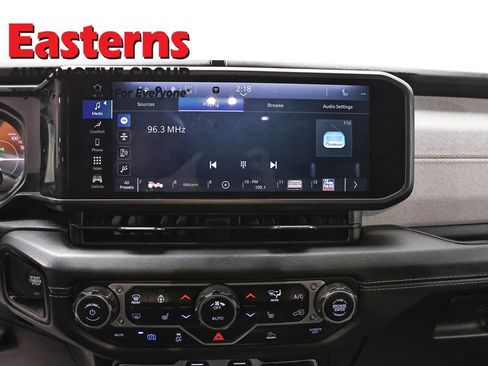 Used 2025 Jeep Wrangler Unlimited Sahara image 12