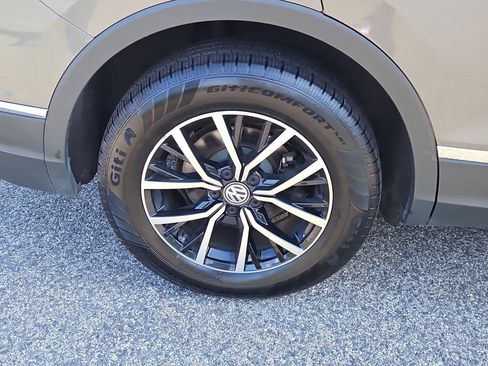 Used 2021 Volkswagen Tiguan SE w/ Panoramic Sunroof Package AWD/4WD image 9