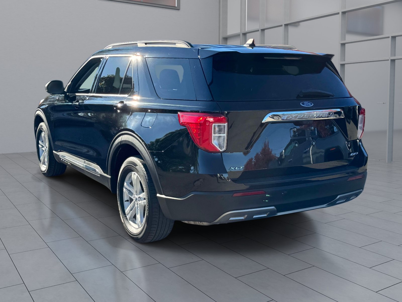 Used 2022 Ford Explorer XLT w/ Equipment Group 202A AWD/4WD image 4
