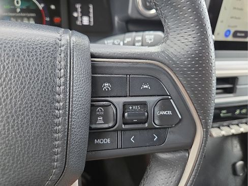 Used 2025 Toyota 4Runner SR5 AWD/4WD image 18