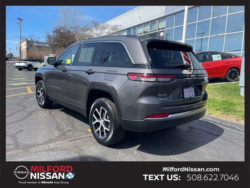 Used 2023 Jeep Grand Cherokee Limited AWD/4WD image 3